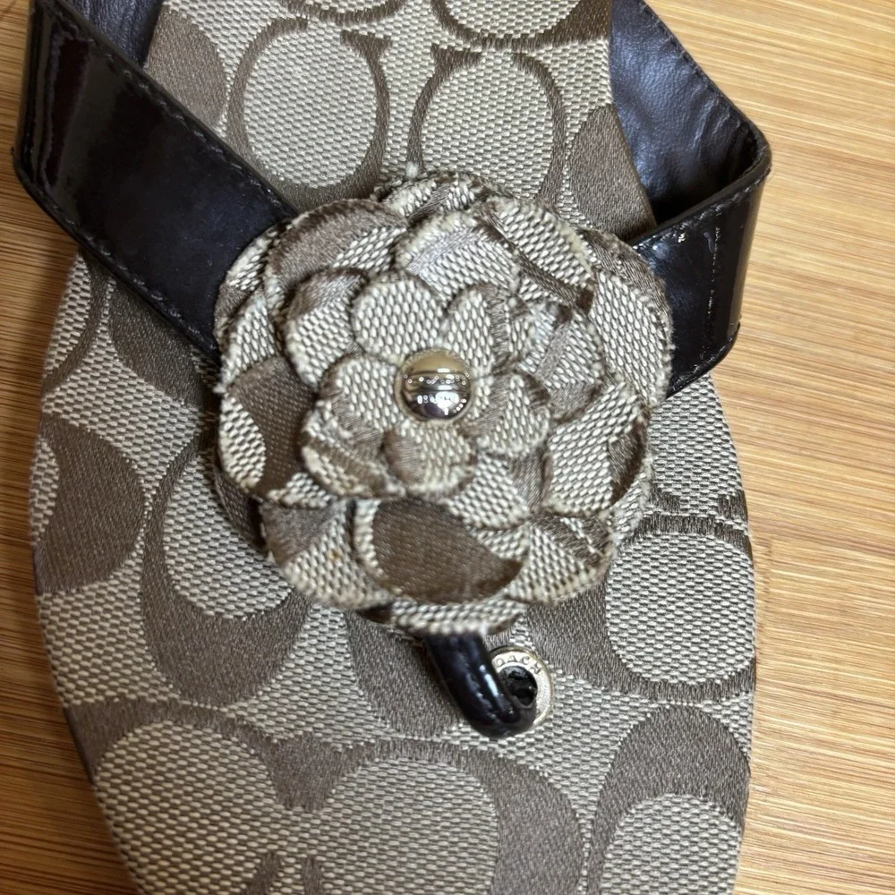 Women's Signature Coach Slip On Sandals 7B Brown Patent Leather Strap- Flower‎
